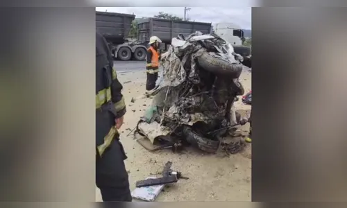 
							Vídeo mostra grave acidente entre dois carros e caminhão em SC
						
						