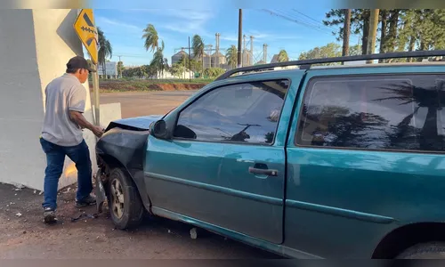 
							Motorista fica ferido ao bater veículo no portal da Colônia Esperança
						
						