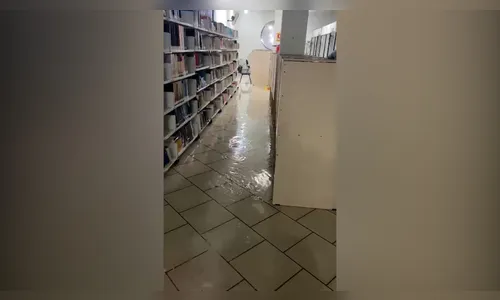 
							Vídeo: chuva alaga biblioteca da Unespar e danifica acervo
						
						