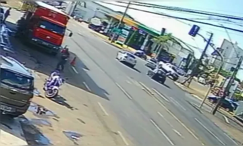 
							Vídeo flagra quando Ford Ranger roda após acidente e bate em árvore; veja
						
						