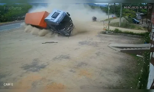 
							Vídeo mostra grave acidente entre dois carros e caminhão em SC
						
						