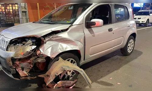 
							Acidente envolve Fiat Uno e viatura da PM no centro de Apucarana
						
						