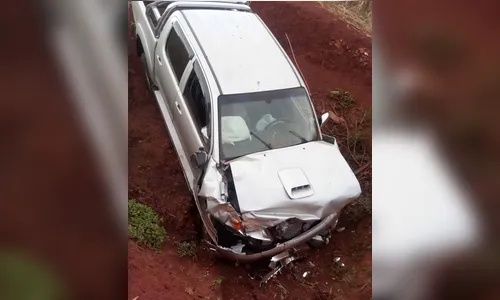 
							Caminhonete cai em caixa de contenção e motorista é levado ao hospital
						
						