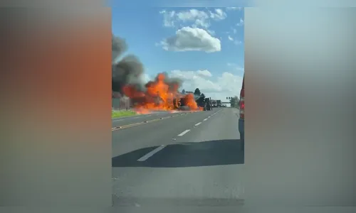 
							Caminhão tomba e pega fogo na PR-444 em Arapongas; veja o vídeo
						
						