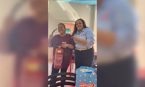 
							Funcionária usa extintor de loja para apagar incêndio em veículo no centro de Apucarana; veja
						
						