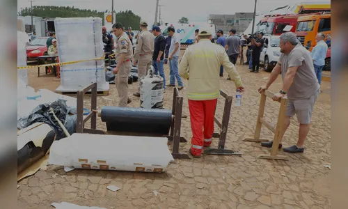 
							Bombeiros atuam horas após formatura no tornado de Rio Bonito
						
						
