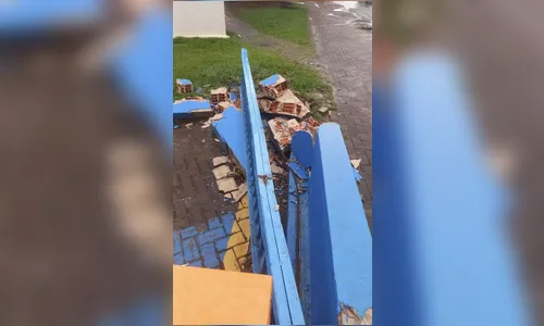 
							Carro atinge muro da Câmara de Apucarana durante a madrugada
						
						