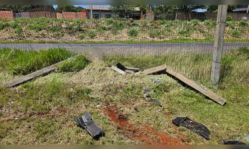
							Carro capota durante a madrugada na BR-376 em Apucarana
						
						