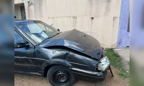 
							Carro perde freio e bate contra muro de residência em Apucarana
						
						