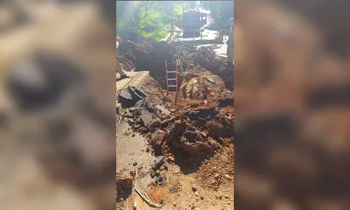 
							Cratera em rua preocupa moradores do Núcleo João Paulo em Apucarana
						
						