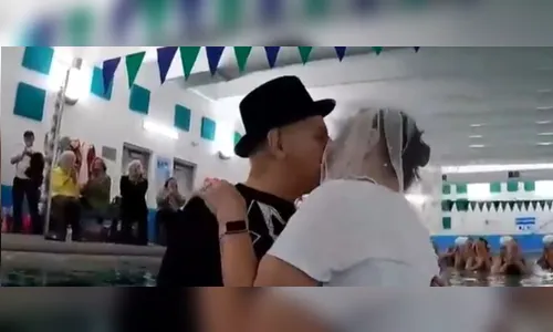 
							Idosos se casam dentro de piscina; entenda o motivo
						
						