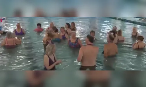 
							Idosos se casam dentro de piscina; entenda o motivo
						
						