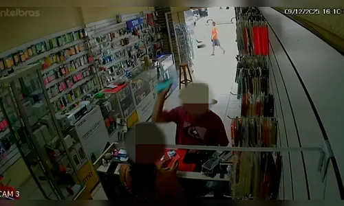 
							Câmera registra homem agredindo vendedora com celular em loja no PR
						
						