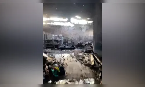 
							Incêndio destrói parte de barracão de fábrica de bonés em Apucarana
						
						