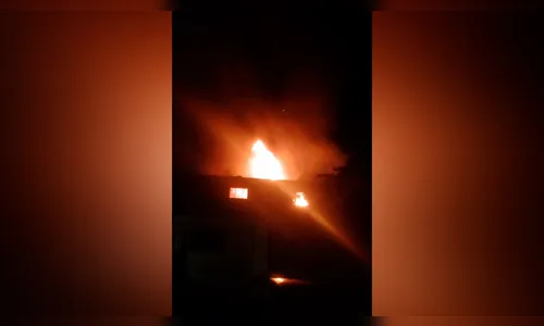 
							Incêndio destrói parte de barracão de fábrica de bonés em Apucarana
						
						