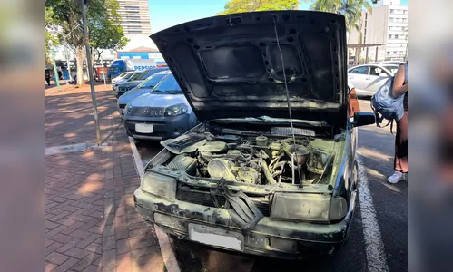 
							Funcionária usa extintor de loja para apagar incêndio em veículo no centro de Apucarana; veja
						
						