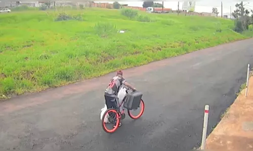 
							Ladrão 'faz a limpa em casa' e leva itens de bicicleta em Apucarana
						
						