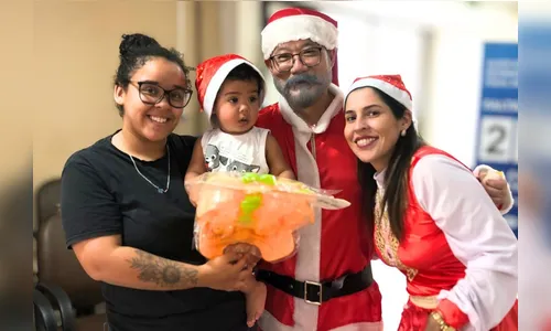 
							Médicos se vestem de Papai e Mamãe Noel e alegram o Materno Infantil
						
						