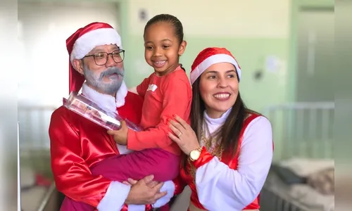 
							Médicos se vestem de Papai e Mamãe Noel e alegram o Materno Infantil
						
						