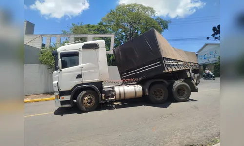 
							Carreta fica em “L” em local marcado por tragédia em Apucarana há 12 anos
						
						