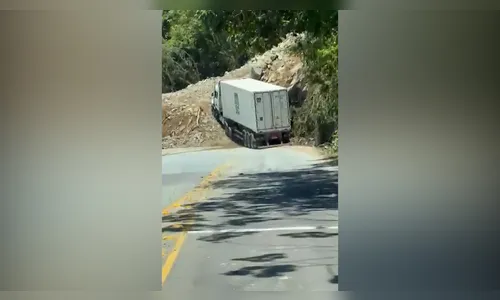 
							Motorista usa área de escape em construção para evitar tragédia em SC
						
						