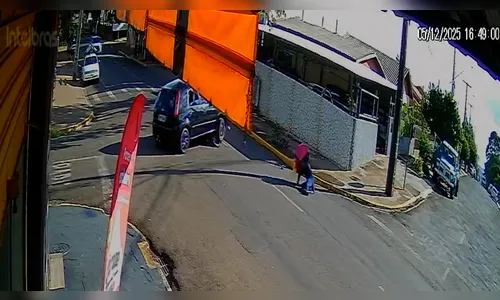 
							Carro sobe em cima de moto após acidente em Apucarana
						
						