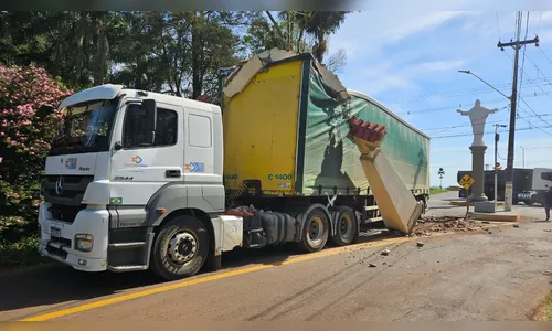 
							Portal da Colônia Esperança é destruído por caminhão em Arapongas (PR)
						
						