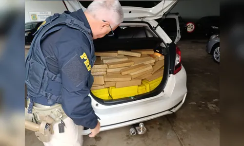 
							PRF apreende 370 quilos de maconha após fuga do condutor em Maringá
						
						