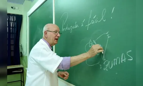 
							Após 46 anos no Colégio Canadá, professor Pedro Zumas se aposenta
						
						