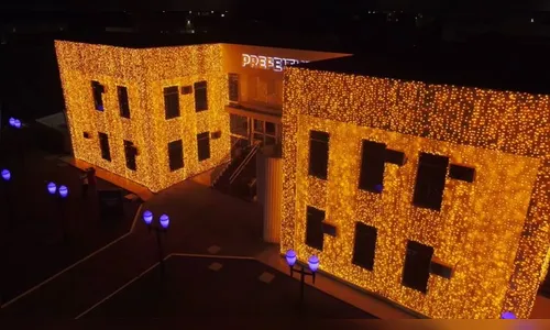 
							Prefeitura do PR viraliza com iluminação de Natal em prédio histórico
						
						