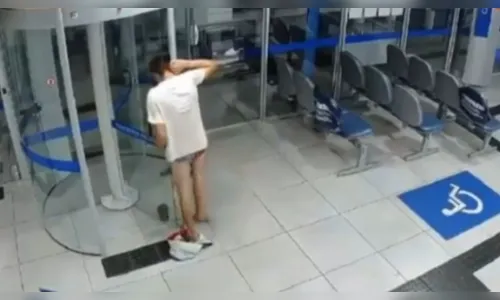
							Ladrão fica entalado pelo pescoço e só de cueca ao tentar furtar banco
						
						