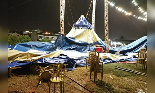 
							Vídeo: ventania derruba estrutura de circo e causa estragos em SC
						
						