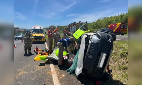 
							Mulher fica presa às ferragens após capotar entre Apucarana e Cambira
						
						