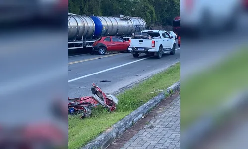 
							Acidente entre carros e caminhão deixa três mortos na BR-470 em SC
						
						