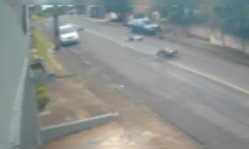 
							Câmera flagra jovem empinando moto e atropelando homem em Apucarana
						
						