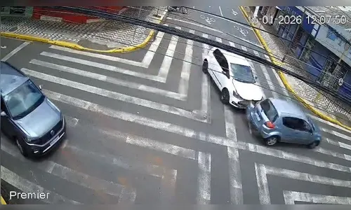
							Vídeo mostra acidente em cruzamento no centro de Apucarana; veja
						
						