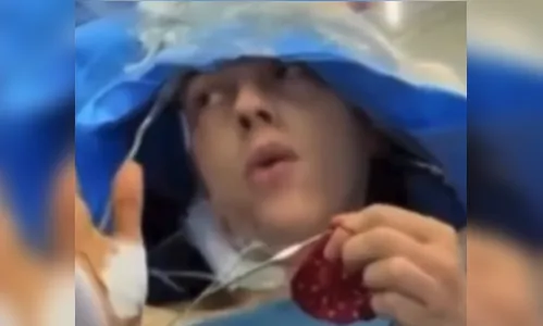 
							Agricultora faz crochê durante cirurgia no cérebro no Paraná; veja
						
						