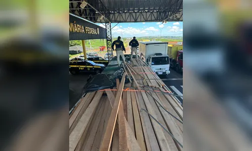 
							PRF apreende carreta com cigarros contrabandeados em Mandaguari
						
						