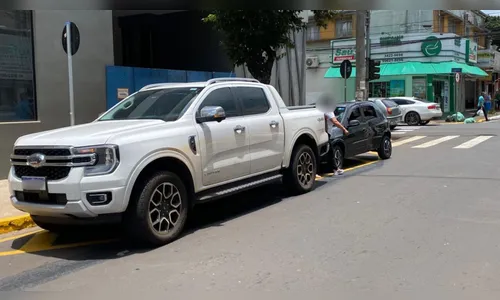 
							Batida entre Celta e caminhonete é registrada no centro de Apucarana
						
						