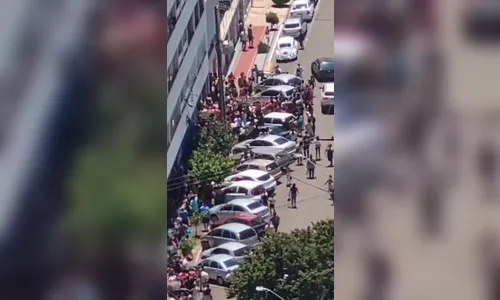 
							Mulheres brigam em fila de cadastro habitacional em Apucarana; longas filas geram reclamações
						
						