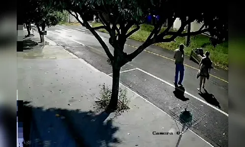 
							Vídeo mostra casal empurrando sofá onde corpo foi encontrado no Paraná
						
						