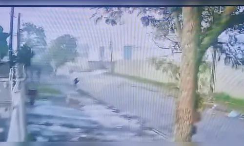 
							Vídeo mostra jovem sendo surpreendida por tornado no PR: 