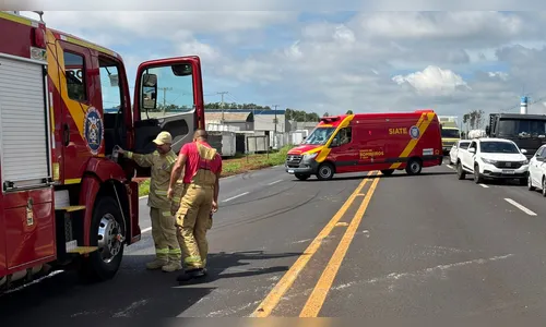
							Caminhão carregado com móveis tomba e mobiliza bombeiros na PR-444
						
						