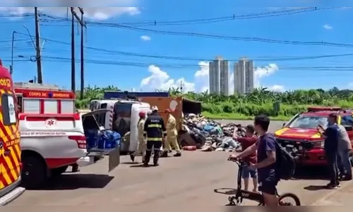 
							Caminhão de lixo tomba no Paraná e motorista fica em estado grave
						
						