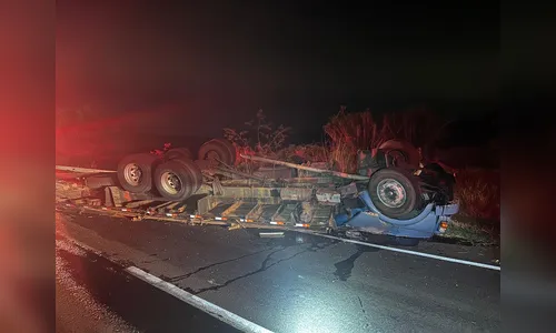 
							Cinco pessoas morrem após acidente entre carro e caminhão em Arapongas
						
						