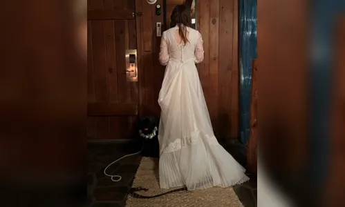 
							Cantora de banda de rock se casa com o próprio cachorro
						
						