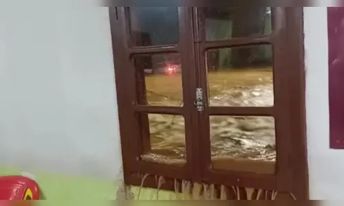 
							Chuvas intensas provocam maior enchente já vista em cidade de SC
						
						