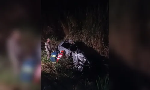 
							Cinco pessoas morrem após acidente entre carro e caminhão em Arapongas
						
						