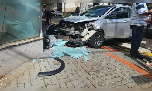 
							Colisão entre carros causa danos e complica trânsito no centro de Apucarana
						
						