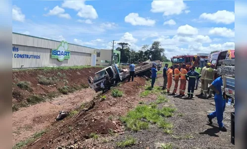 
							Colisão frontal entre carro e caminhão deixa motorista morto no Paraná
						
						